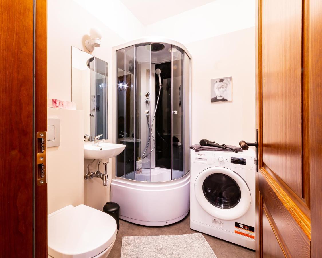 Appartamento Gourmet Storie'S Ap 68Sqm Renovated Free Parking Riga Esterno foto